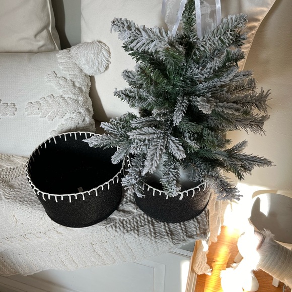 2 soft felt baskets. Great for small xmas tree. 
( tree not included)
Gray/White - Picture 3 of 3